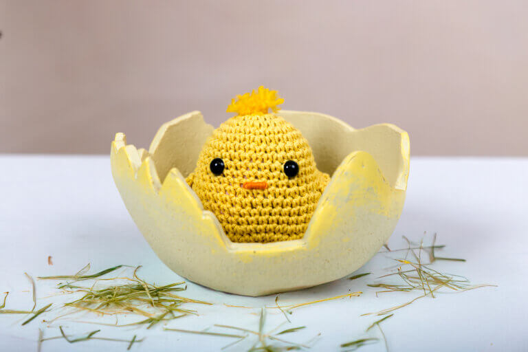 Poussin en train d'éclore en crochet – Création artisanale Fait de Fil (Marily)