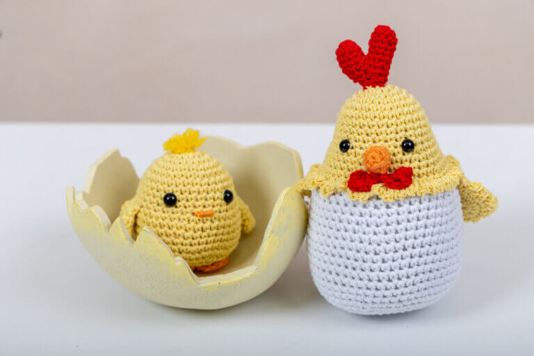 Poussin en train d'éclore et sa maman en crochet – Création artisanale Fait de Fil (Marily)