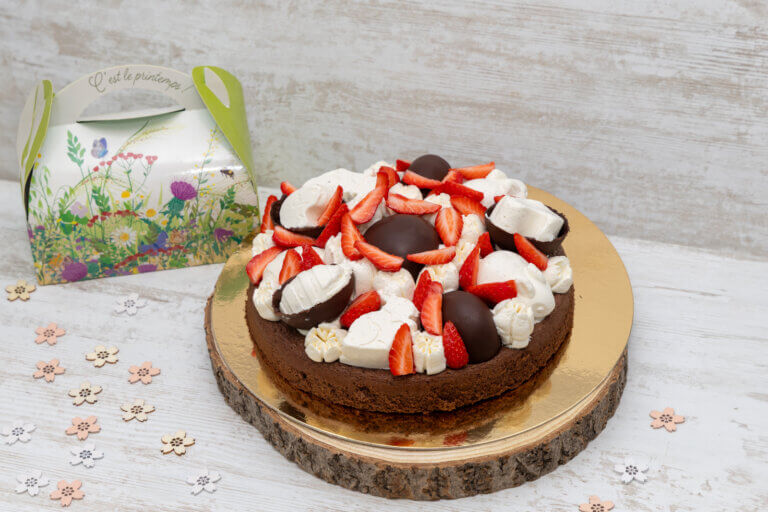Gâteau de Pâques à la fraise, crème vanille légère et chocolat – Pâtisserie Audrey à Dému