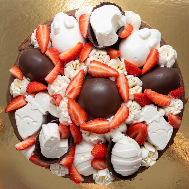 Gâteau de Pâques à la fraise, crème vanille légère et chocolat – Pâtisserie Audrey à Dému