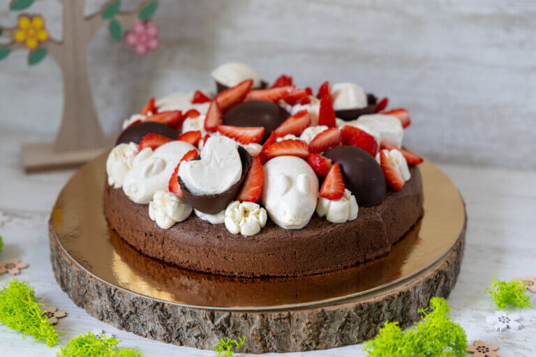 Gâteau de Pâques à la fraise, crème vanille légère et chocolat – Pâtisserie Audrey à Dému