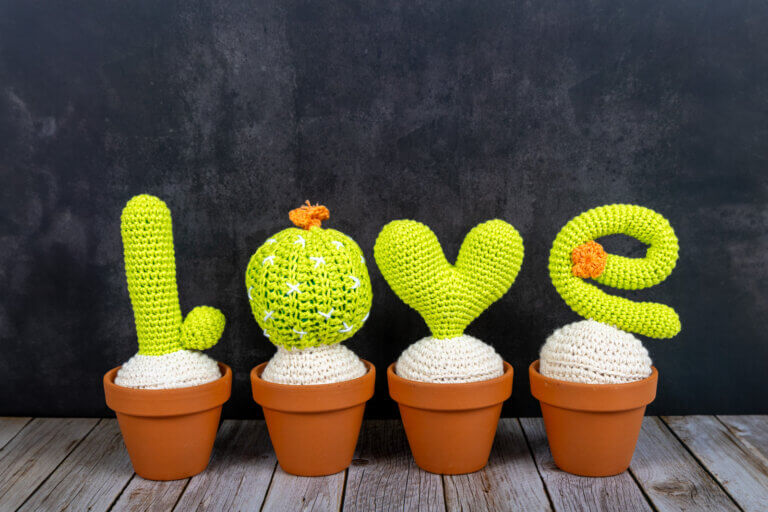 4 Cactus au crochet formant le mot LOVE – Créations artisanales Fait de Fil (Marily)