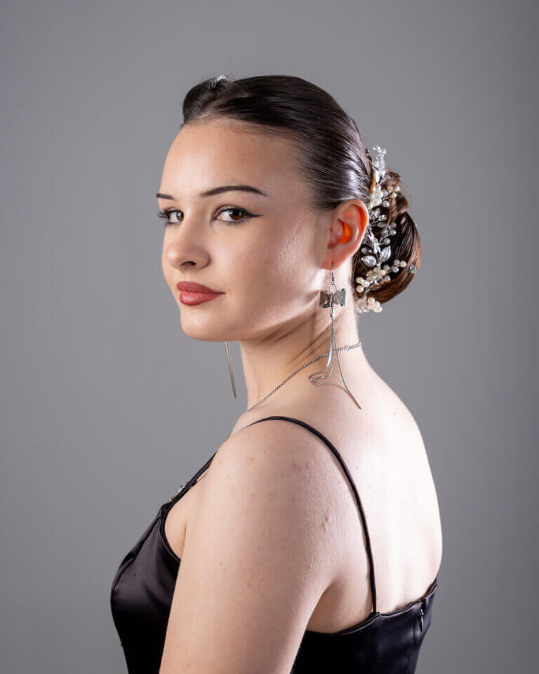 Portrait en studio d'une jeune femme souriante, lumière douce et fond clair