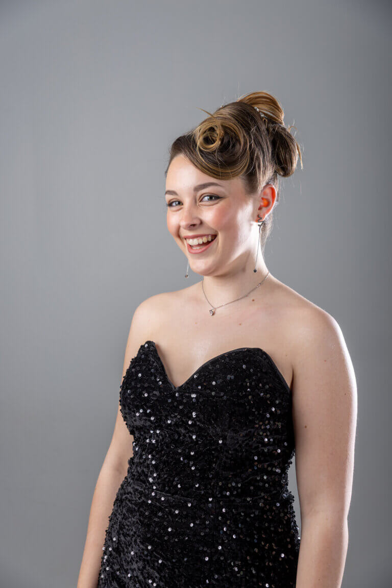 Portrait en studio d'une jeune femme souriante, lumière douce et fond clair