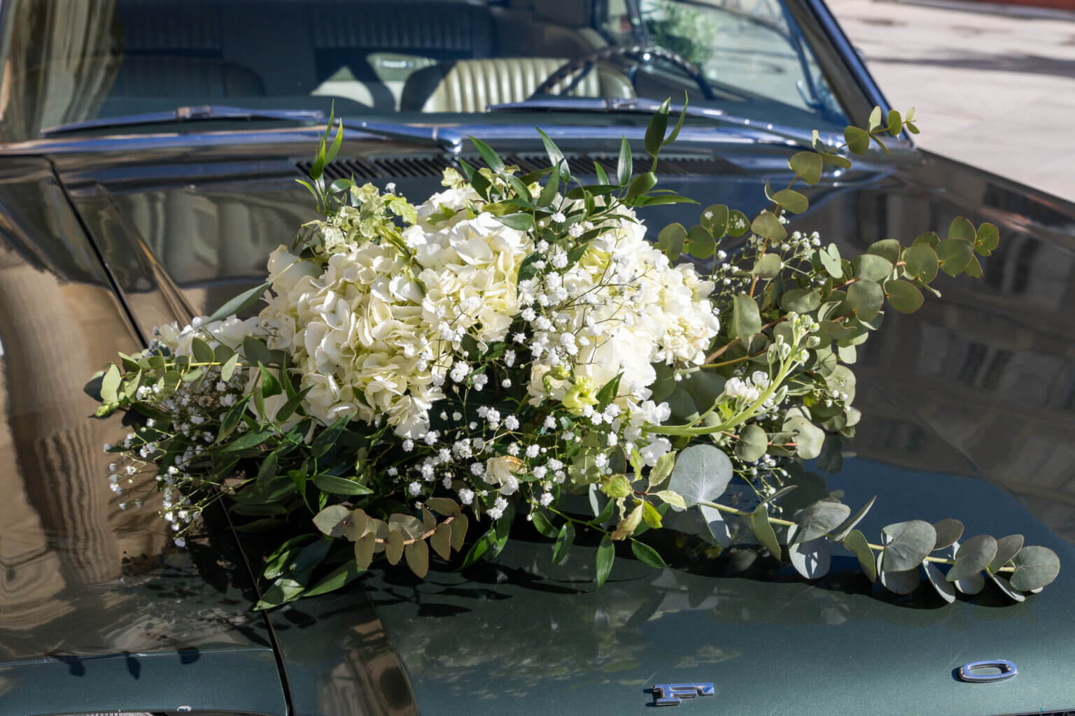 devant la cathédrale d’Auch voiture de collection, une élégante Mustang de 1965