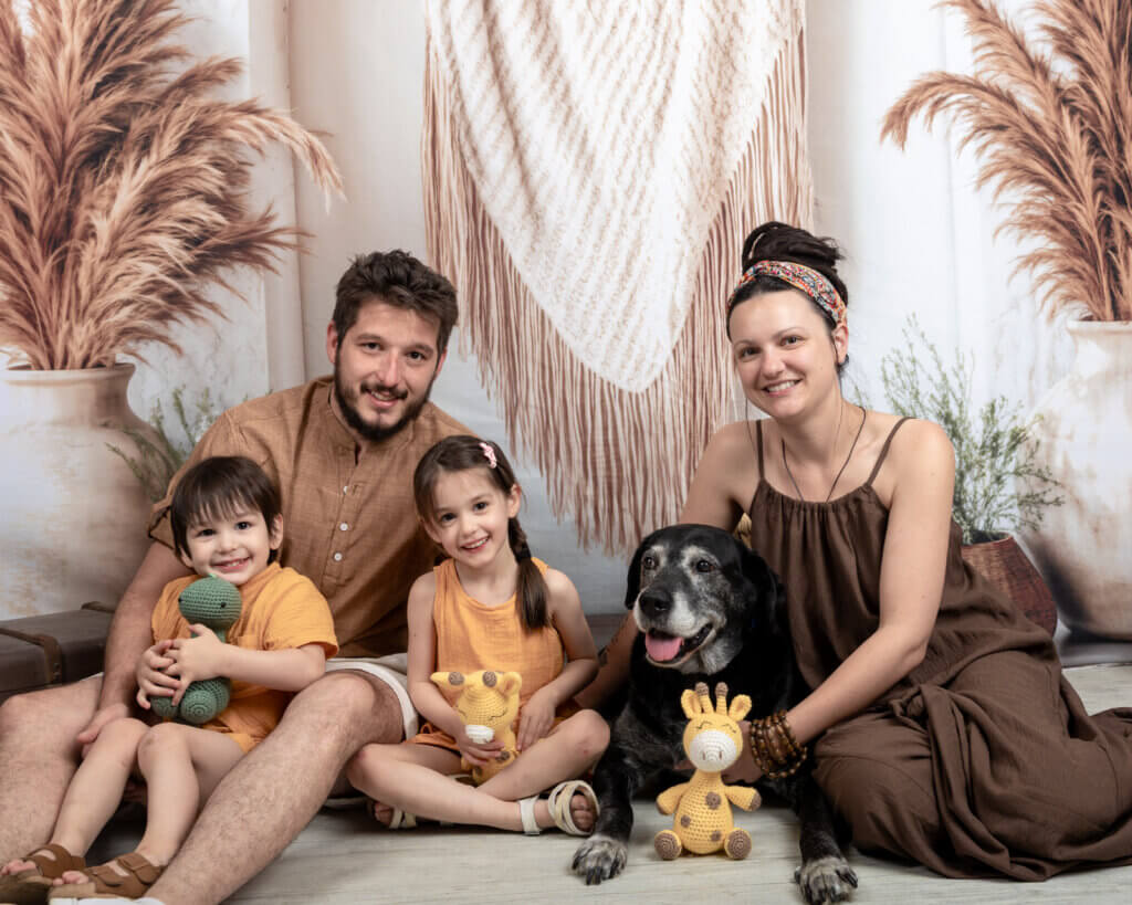 Photo de famille avec enfants et chien dans un studio à Auch, fond bohème – Laure Geoffroy.