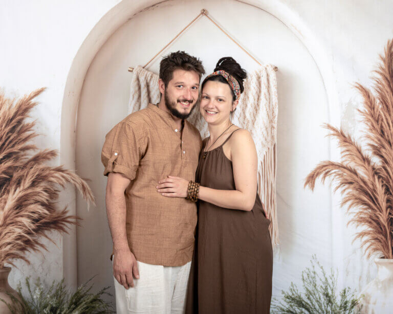 Photo de couple en studio, ambiance bohème naturelle, prise à Auch par Laure Geoffroy photographie.