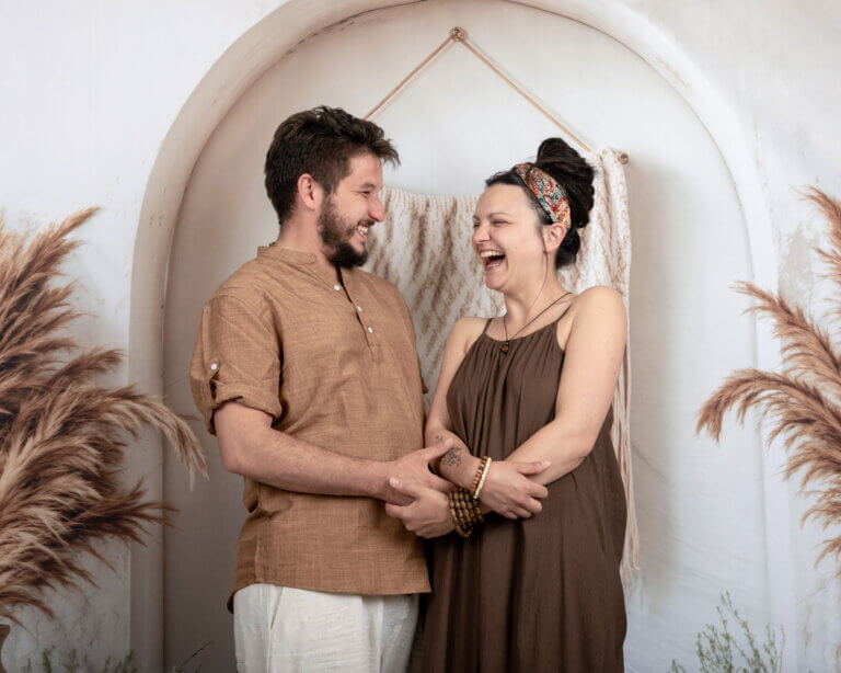 Portrait d’un couple dans un décor bohème au studio de Laure Geoffroy à Auch.