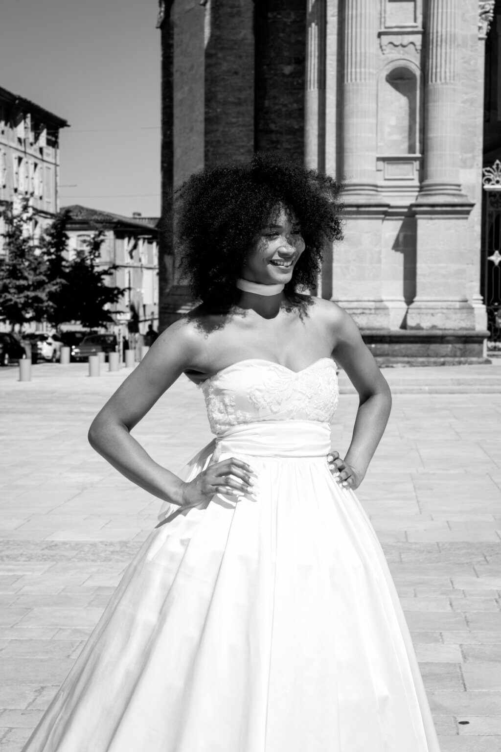 Mariée en robe blanche devant la cathédrale d’Auch n&b