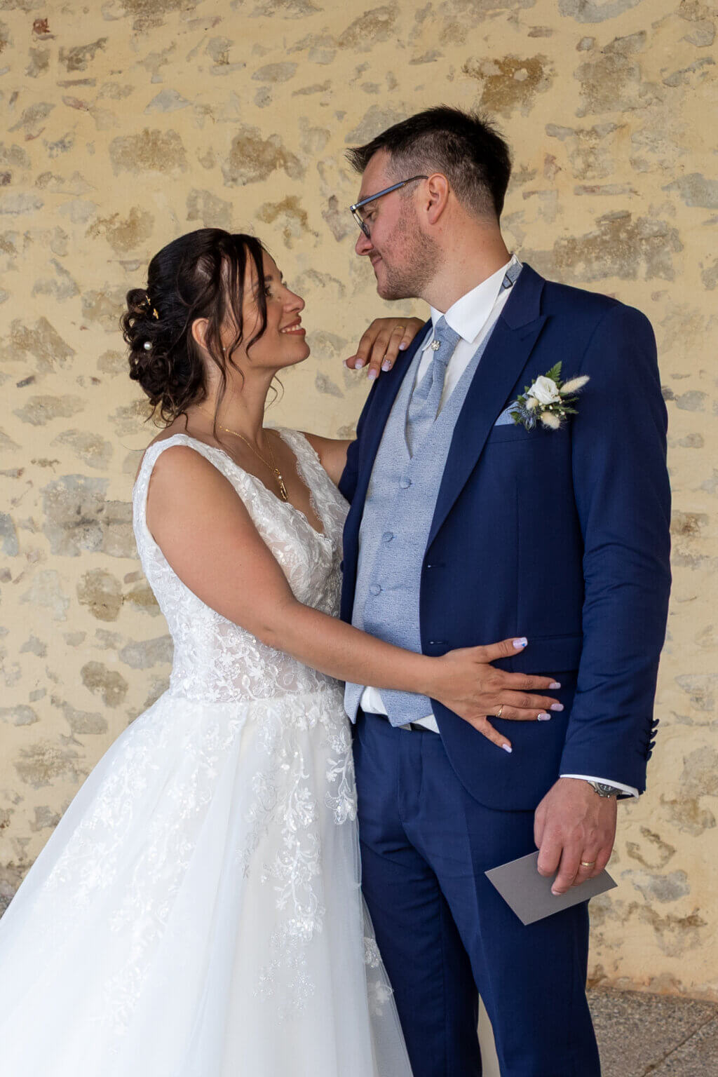 Les mariés S et A posent devant la mairie du village après leur cérémonie civile dans les Landes