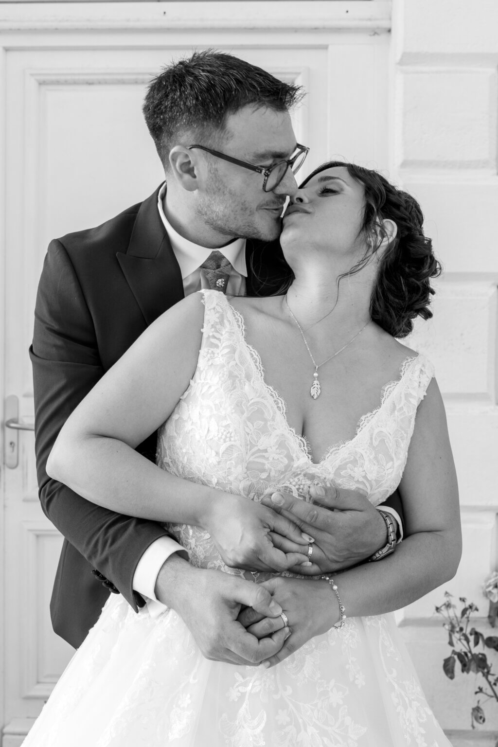 Les mariés S et A posent devant la mairie du village après leur cérémonie civile dans les Landes