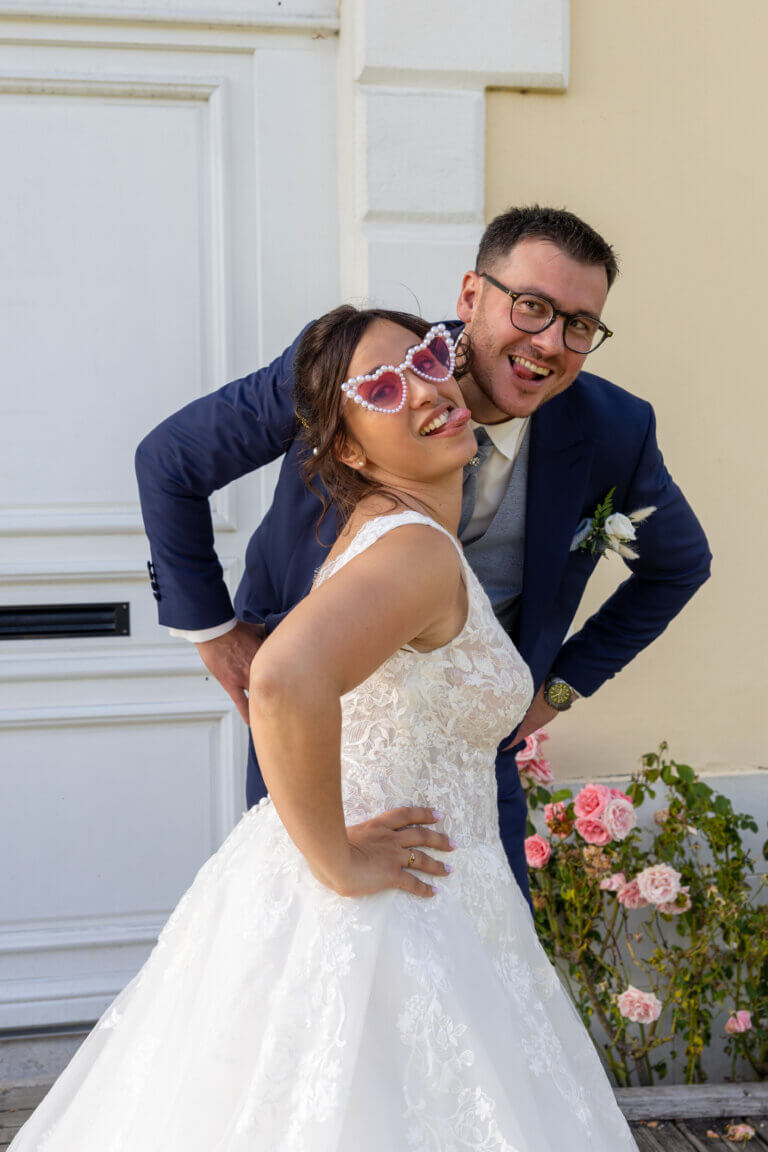 Les mariés S et A posent avec des lunettes fun et décalées pendant leur mariage dans les Landes