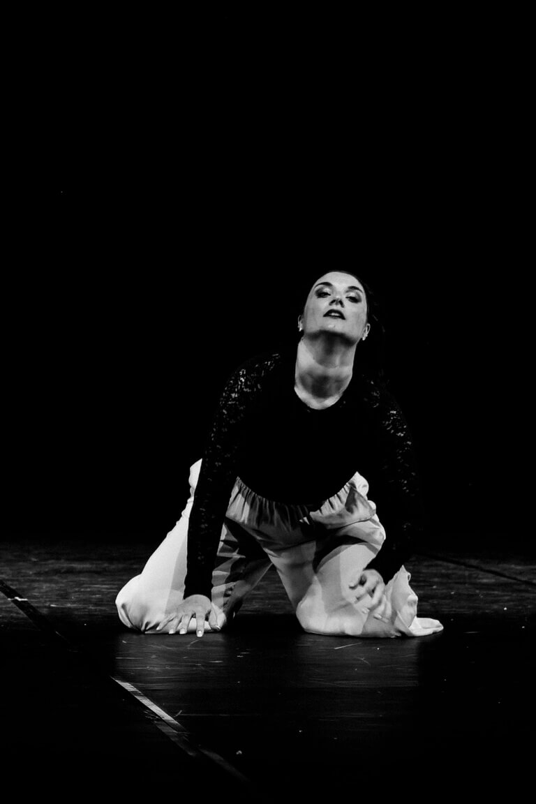 Danseuse seule sur scène
