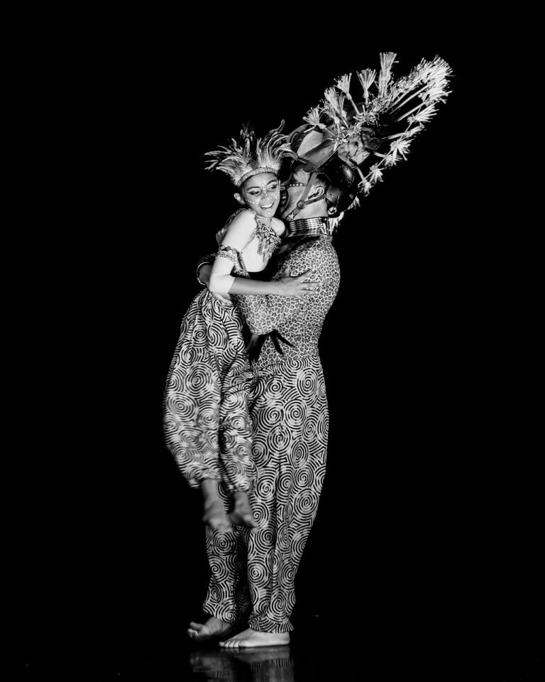 Jeunes danseurs en pleine chorégraphie, costume inspiré du Roi Lion, éclairage de scène dramatique