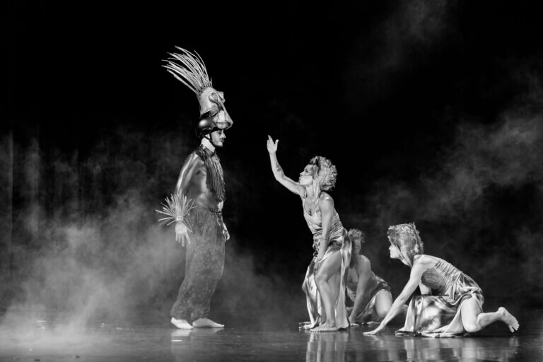 Groupe de jeunes danseurs alignés sur scène dans une chorégraphie rythmée