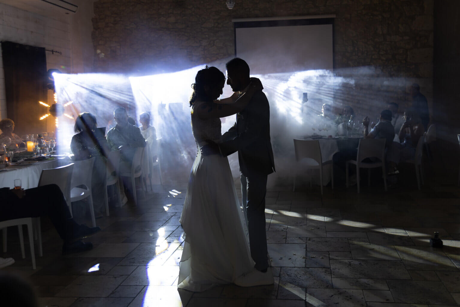 Les mariés dansent leur premier slow sur la piste lors d’un mariage à Auch, moment tendre et romantique.