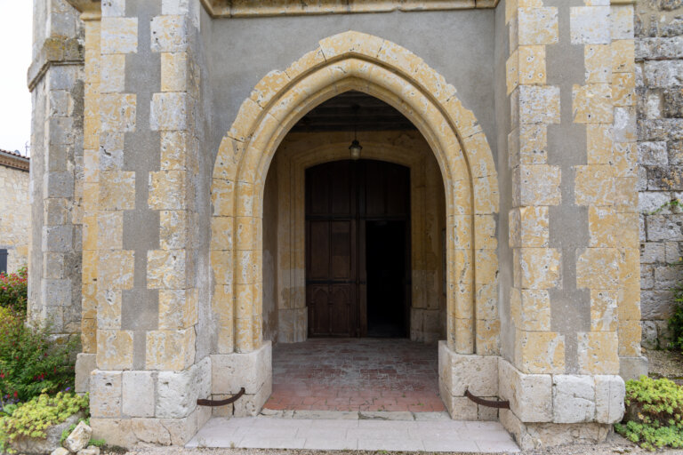 Église de Castelnau d’Arbieu dans le Gers, lieu du baptême de Robin en juin 2025, architecture authentique.