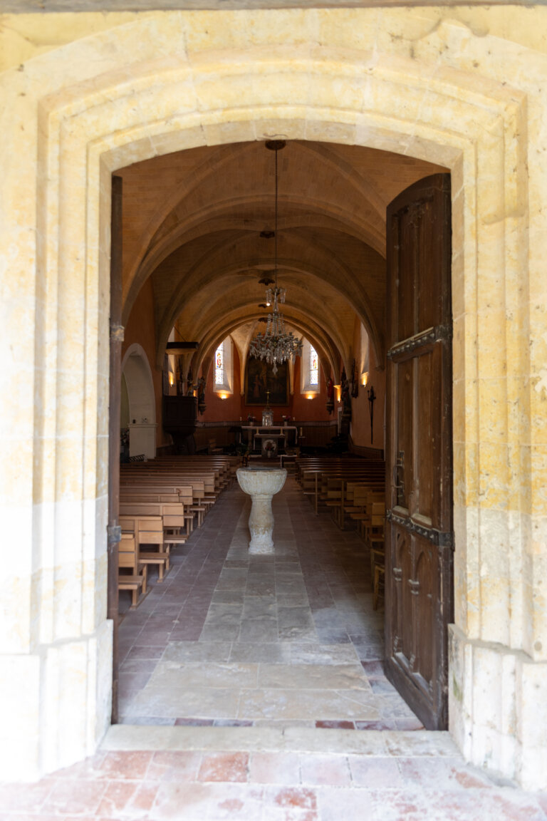 Église de Castelnau d’Arbieu dans le Gers, lieu du baptême de Robin en juin 2025, architecture authentique.
