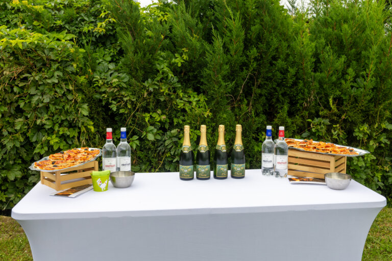 Décoration élégante et raffinée pour le baptême de Robin dans le Gers en juin 2025, buffet