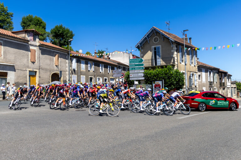 Peloton du Tour de France traversant la ville d’Auch