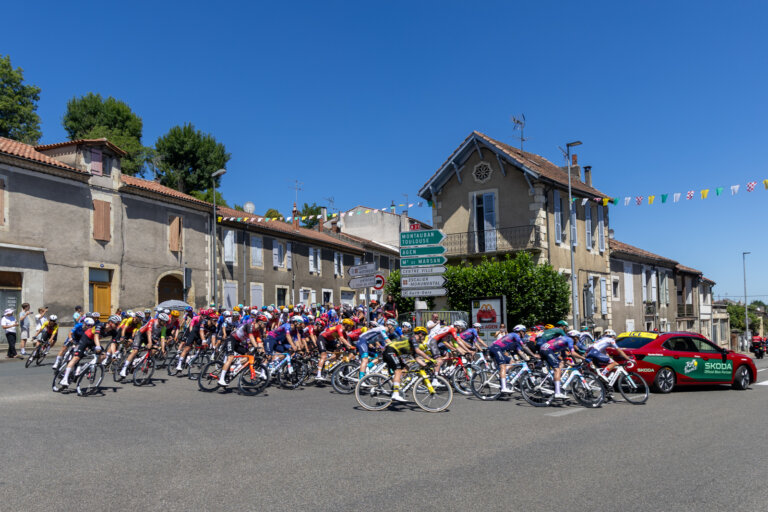 Peloton du Tour de France traversant la ville d’Auch