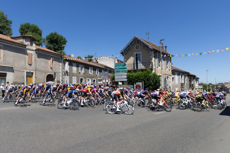 Peloton du Tour de France traversant la ville d’Auch