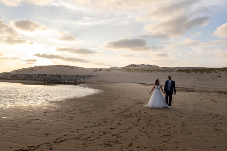 S&A sur la plage, séance photo jour d’après, couple en tenue de mariage au bord de l’océan