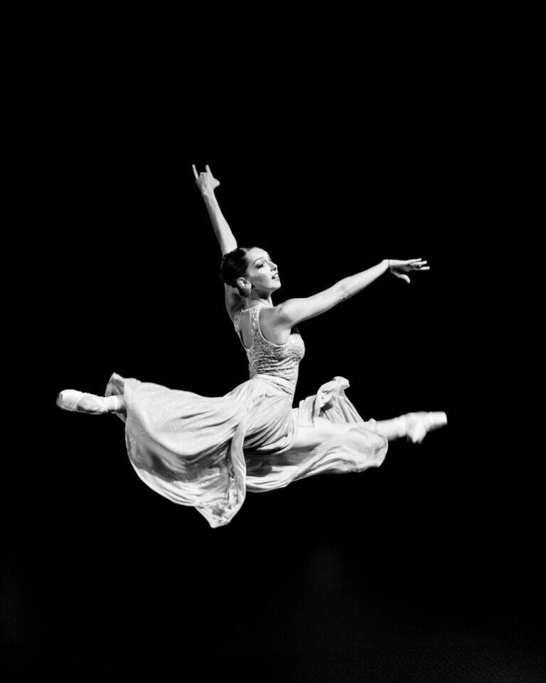 La danseuse Coline Grillat réalisant un grand jeté en noir et blanc à L’Isle-de-Noé lors de Danse avec les étoiles en août 2025 imprimer ses photos