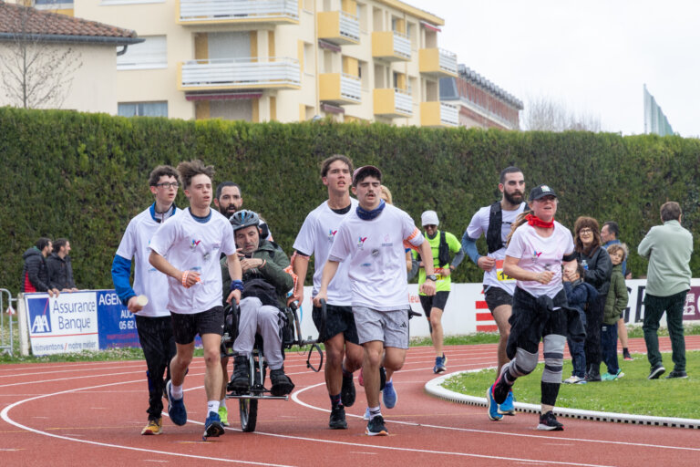 Coureur en joëllette participant à la course du Souffle du Gers