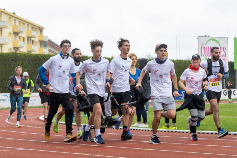 Coureur en joëllette participant à la course du Souffle du Gers