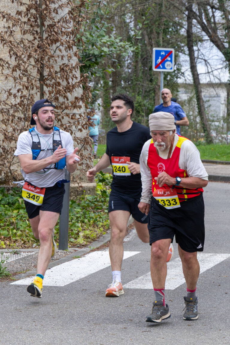 Coureur âgé encouragé par un jeune lors de la course du Souffle du Gers