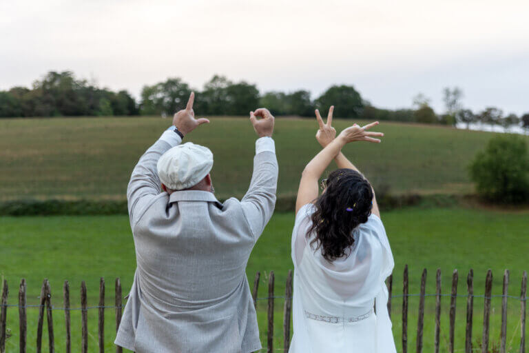 C et L formant le mot LOVE avec leurs mains