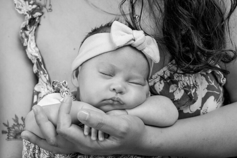 bébé endormi dans les bras de sa maman – séance photo tendresse en studio à Auch par Laure Geoffroy Photographie petite fille blottie contre sa mère, photo de douceur et de sommeil – studio photo Auch Gers moment apaisé entre maman et bébé – portrait en lumière douce par Laure Geoffroy Photograp