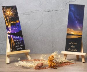 Présentation recto verso de deux marque-pages photographiques illustrés par un feu d'artifice et la Voie lactée avec citations inspirantes.