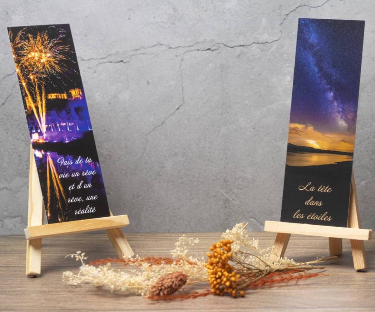 Présentation recto verso de deux marque-pages photographiques illustrés par un feu d'artifice et la Voie lactée avec citations inspirantes.