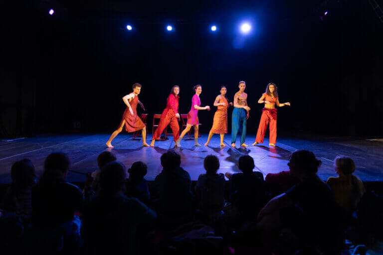 Artistes du spectacle “Pur ti miro” pendant les représentations CIRCLE au festival CIRCa 2025 à Auch, en collaboration avec la FEDEC, Creat (Espagne), l’École Nationale de Cirque de Châtellerault (France) et l’ESAC Bruxelles (Belgique).