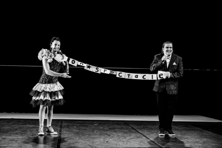 Les présentateurs Raphaëlle Pépin et Théodore Leblanc, diplômés de l’École de Cirque de Québec, animent avec énergie et fraîcheur les spectacles CIRCLE lors du festival CIRCa 2025 à Auch.