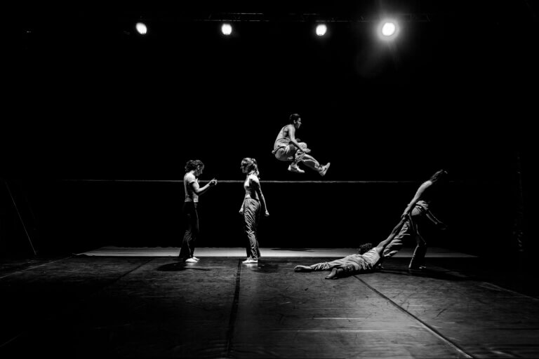 Artistes de la Staatliche Artistenschule Berlin pendant le spectacle “Porosity”, présenté dans le cadre des représentations CIRCLE au festival CIRCa 2025 à Auch, organisé par la FEDEC.