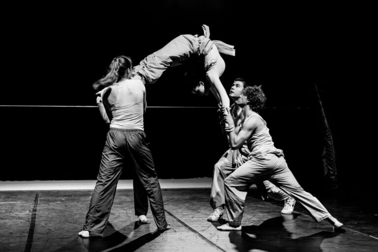 Artistes de la Staatliche Artistenschule Berlin pendant le spectacle “Porosity”, présenté dans le cadre des représentations CIRCLE au festival CIRCa 2025 à Auch, organisé par la FEDEC.