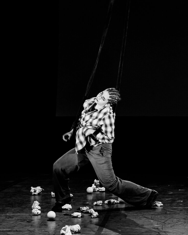 Artistes du Palestinian Circus pendant le spectacle “SARAB”, présenté dans le cadre de CIRCLE au festival CIRCa 2025 à Auch. Un cirque-théâtre émouvant sur les difficultés des réfugiés et la mémoire collective.