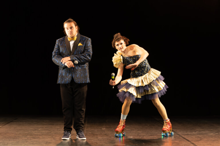 Les présentateurs Raphaëlle Pépin et Théodore Leblanc, diplômés de l’École de Cirque de Québec, animent avec énergie et fraîcheur les spectacles CIRCLE lors du festival CIRCa 2025 à Auch.