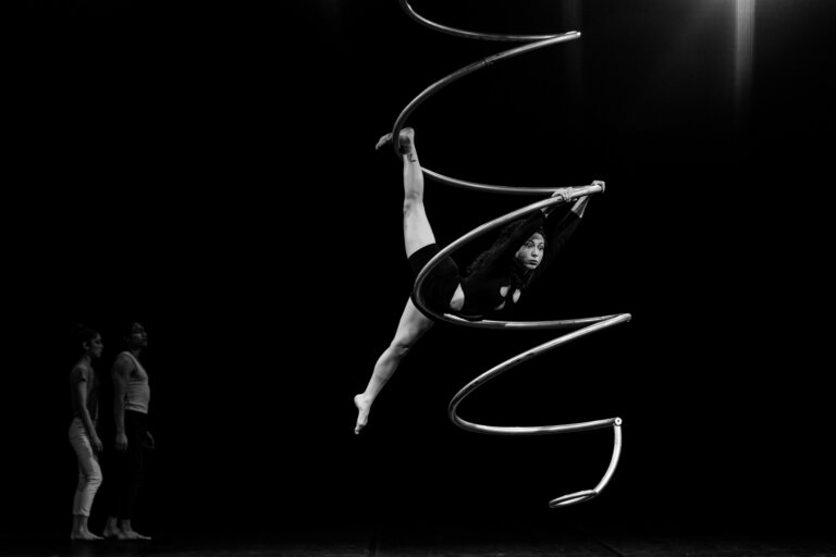 Artistes de Circo de las Artes (Argentine) pendant le spectacle “Lo mismo me paso a mi”, présenté dans le cadre de CIRCLE au festival CIRCa 2025 à Auch. Une création explorant la différence, l’identité et la force intérieure à travers le cirque contemporain.