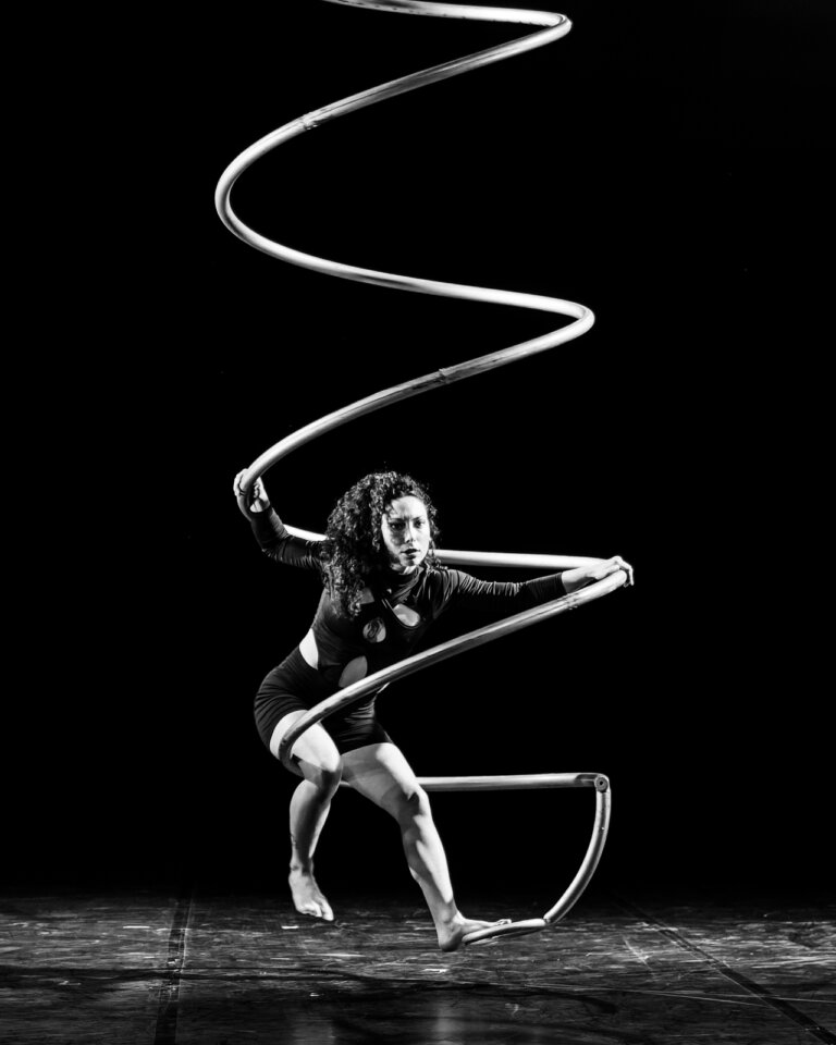 Artistes de Circo de las Artes (Argentine) pendant le spectacle “Lo mismo me paso a mi”, présenté dans le cadre de CIRCLE au festival CIRCa 2025 à Auch. Une création explorant la différence, l’identité et la force intérieure à travers le cirque contemporain. imprimer ses photos