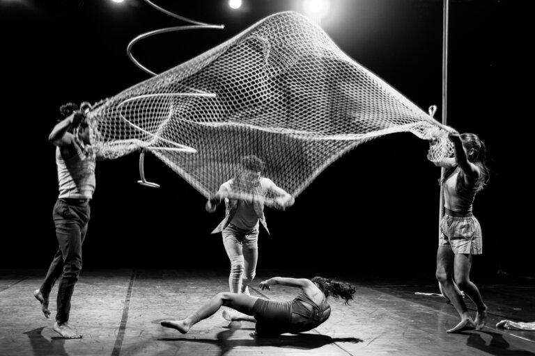 Artistes de Circo de las Artes (Argentine) pendant le spectacle “Lo mismo me paso a mi”, présenté dans le cadre de CIRCLE au festival CIRCa 2025 à Auch. Une création explorant la différence, l’identité et la force intérieure à travers le cirque contemporain.