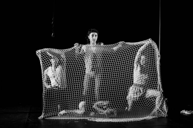 Artistes de Circo de las Artes (Argentine) pendant le spectacle “Lo mismo me paso a mi”, présenté dans le cadre de CIRCLE au festival CIRCa 2025 à Auch. Une création explorant la différence, l’identité et la force intérieure à travers le cirque contemporain.