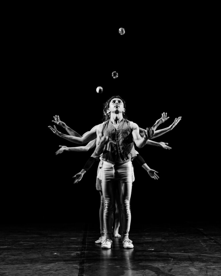 Artistes de Circo de las Artes (Argentine) pendant le spectacle “Lo mismo me paso a mi”, présenté dans le cadre de CIRCLE au festival CIRCa 2025 à Auch. Une création explorant la différence, l’identité et la force intérieure à travers le cirque contemporain.