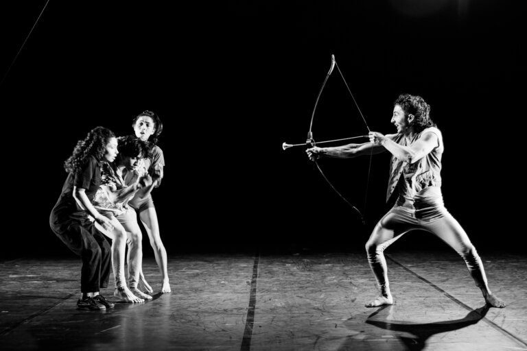 Artistes de Circo de las Artes (Argentine) pendant le spectacle “Lo mismo me paso a mi”, présenté dans le cadre de CIRCLE au festival CIRCa 2025 à Auch. Une création explorant la différence, l’identité et la force intérieure à travers le cirque contemporain.
