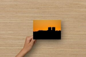 Cathédrale d’Auch en contre-jour au coucher du soleil, silhouette formant une skyline, ciel orange