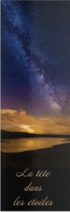 Marque-page ciel gersois recto-verso : feu d’artifice sur la cathédrale d’Auch au recto avec citation et voie lactée sur le lac de l’Astarac au verso