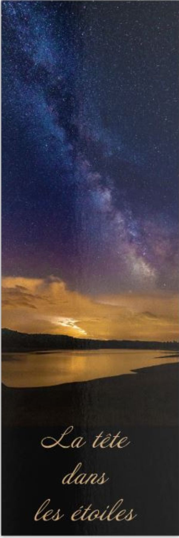 Marque-page ciel gersois recto-verso : feu d’artifice sur la cathédrale d’Auch au recto avec citation et voie lactée sur le lac de l’Astarac au verso